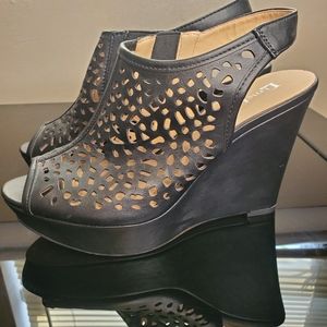 Black wedges